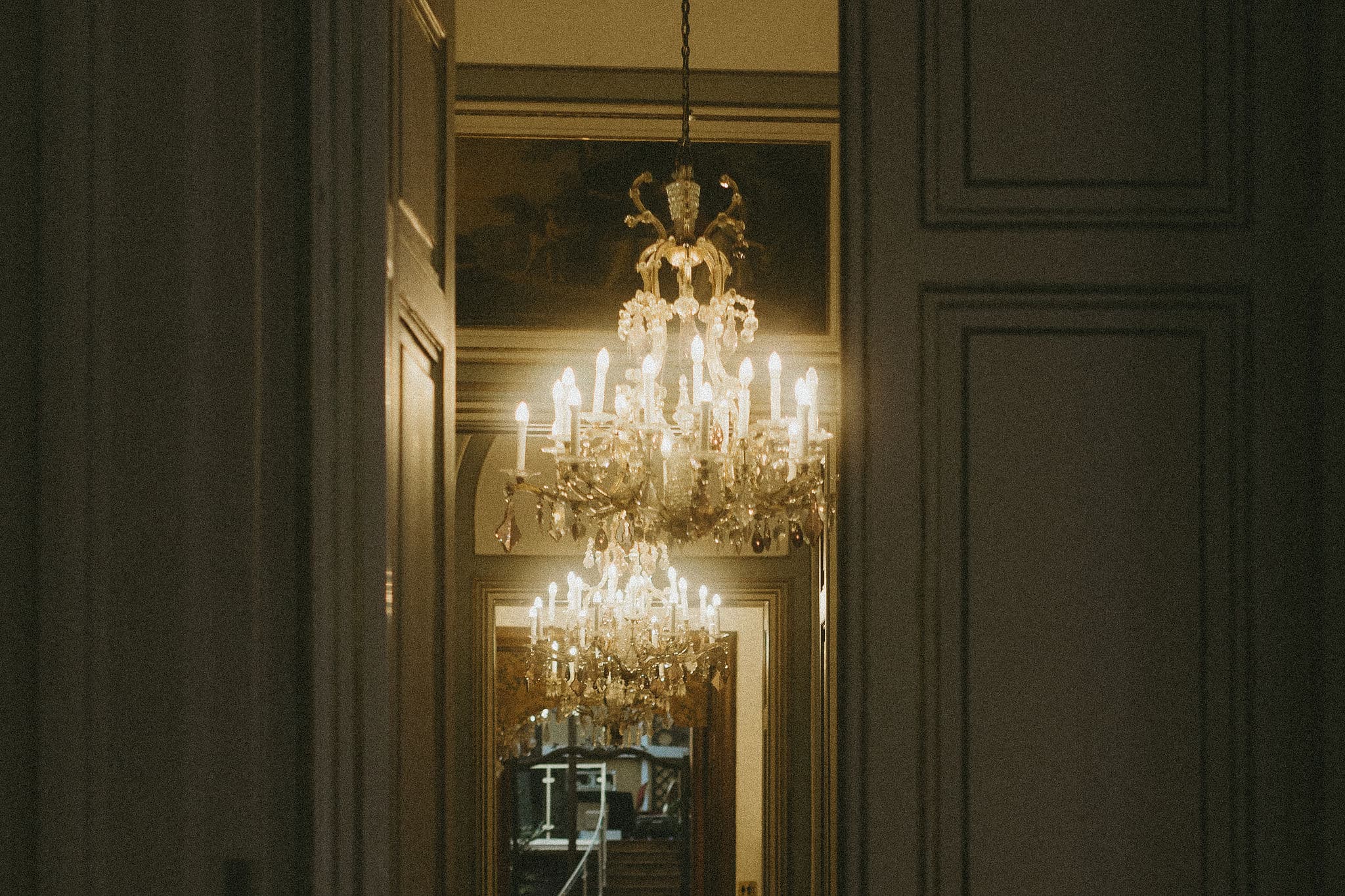 Kristallluster im Durchblick durch die Salons des Palais Auersperg